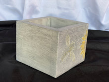 Load image into Gallery viewer, Weathered Sunflower & Bee